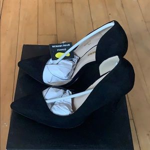 Black pointed pumps with clear design